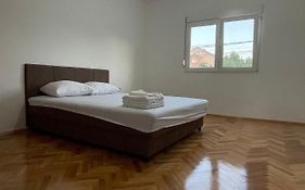 Entire Spacious Apartment With Free Parking